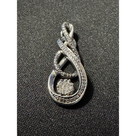 925 Diamond Pendant Middle Stone in Flower - Picture 1 of 5